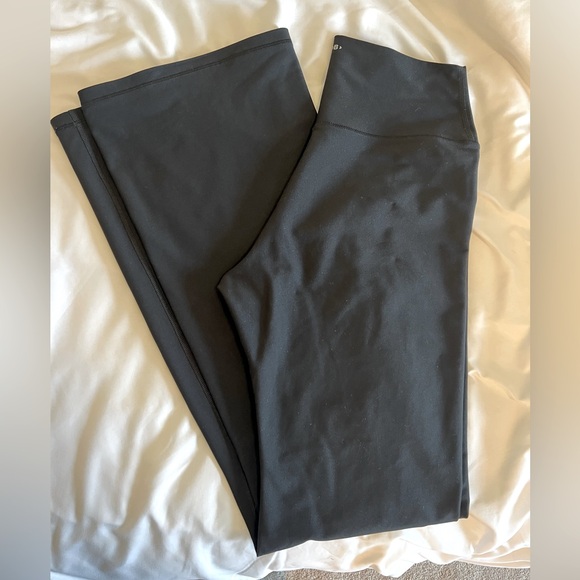 YPB SculptLUX Curve Love Flare Black Leggings by Abercrombie and Fitch - Picture 4 of 7